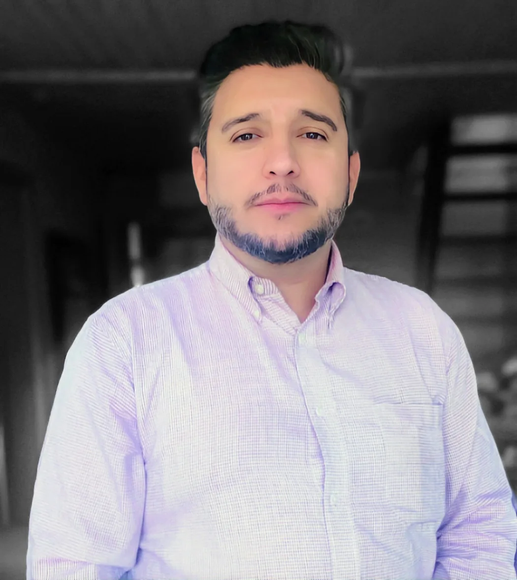 Fotografía real de Pedro Belmar Riffo en actitud reflexiva