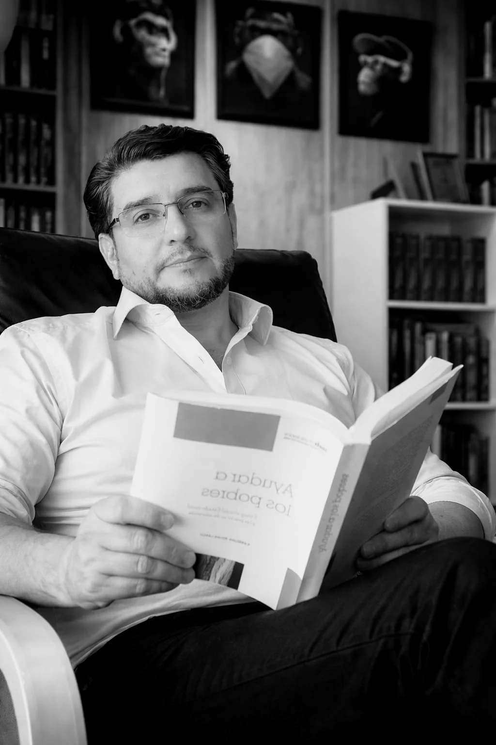 Fotografía real de Pedro Belmar Riffo leyendo en su estudio