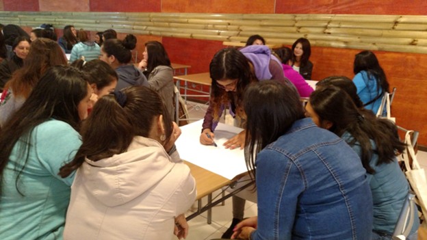 Taller participativo con grupos de mujeres en mesas de trabajo