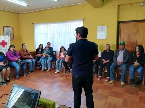 Pedro facilitando frente a grupo sentado en círculo