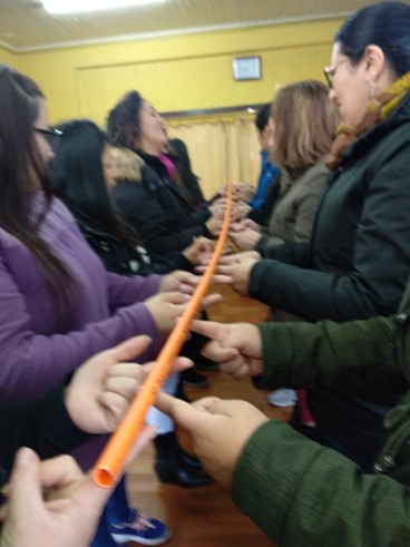 Dinámica de trabajo en equipo con tubo naranja