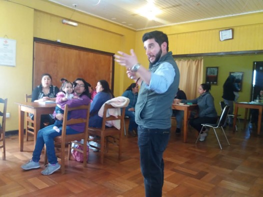Pedro Belmar facilitando taller con gesticulación activa